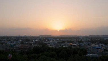 Alacakaranlıkta şehrin yerleşim ve ticari mimarisinin hava manzarası