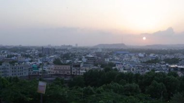 Gün batımının zamanı kalabalık şehir manzarası üzerine alacakaranlıkta
