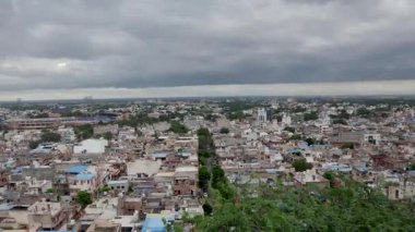 Hindistan şehir binalarının panoramik hava manzarası bulutlu muson yağmurları altında