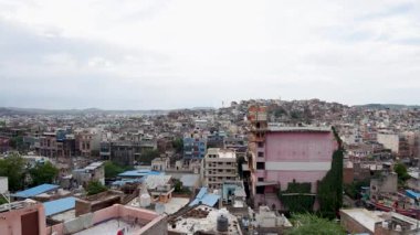 Muson mevsiminde öğleden sonra dramatik gökyüzü bulutlu Hint şehri nüfusu