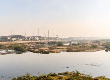 Doğa ve kentsel atık su kirliliği ve kirlenmiş nehir kenarındaki sanayi