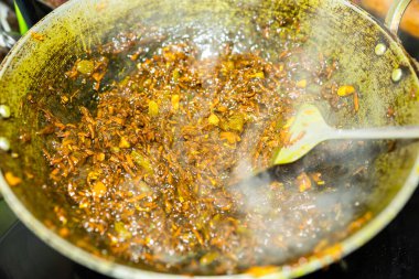 Hintli tatlı zencefilli halwa tavada fındık ve ghee ile pişiriliyor.