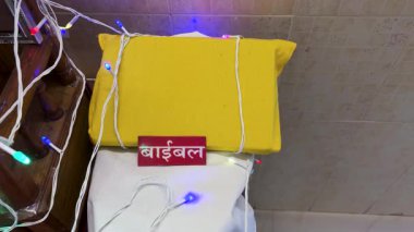 Hristiyan İncili, dini tören sırasında kutsal Hristiyan Kutsal Kitabı 'na sarılmış.