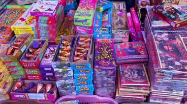 Festivalde satılmak üzere bayram pazarında sergilenen renkli havai fişek kutuları