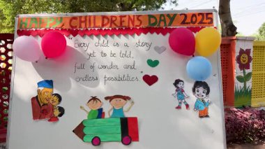 Sınıfın yönetim kurulunda balonlar ve çizimlerle mutlu çocuklar günü sanatı.