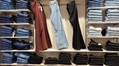 Moda Perakende Mağazasında Denim Kot ve Pantolonun Organize Gösterimi