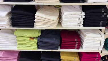 Perakende mağazasında satılık pamuklu pantolonlar.