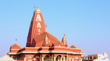 Gujarat 'ın Devbhumi Dwarka ilçesindeki Nageshwar Jyotirling MAHADEV tapınağında kubbeler ve dekoratif kemerler içeren karmaşık bir Hindu tapınağı mimarisi videosu çekilmiştir..