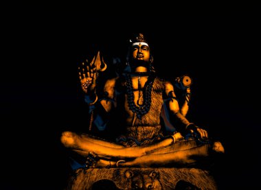 Hindu Lord Shiva heykeli, gölgeli ve koyu arkaplanı var.