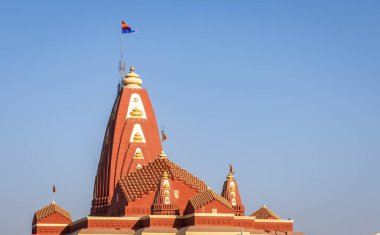 Kubbeler ve dekoratif kemerler içeren karmaşık Hindu tapınağı mimarisi