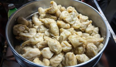 Sıcak sebze anneleri, sokak dükkanındaki paslanmaz çelik konteynırın içinde buharlaşıyorlar.