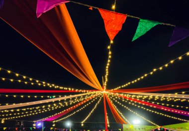 Canlı dekoratif perdeler ve kutlama için peri ışıkları.