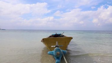 Huzurlu okyanus kıyısına demirlemiş geleneksel balıkçı teknesi