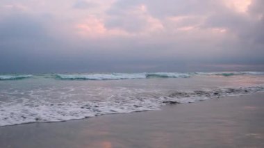 Sakin deniz kıyısı yumuşak dalgalar ve bulutlu ufuk çizgisi Havelock Adası ve Niccobar Adaları 'nda çekildi..