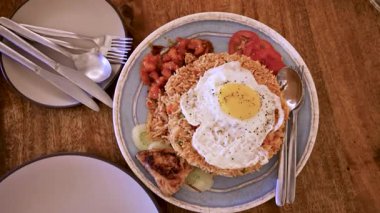 Okyanusa ve adaya bakan kadınla huzurlu bir tatil sahnesi.