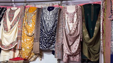 Perakende mağazasında renkli kadınların etnik moda gösterisi