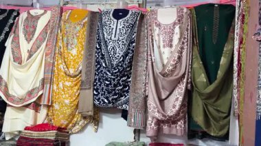 Perakende mağazasında renkli kadınların etnik moda gösterisi