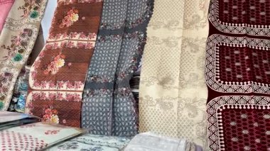 Renkli desenli kanepe perakende satışı için sergilenen kumaş örtüsü.