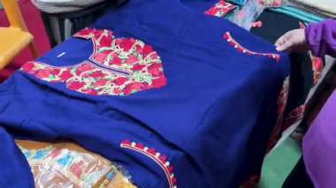 Etnik giyim mağazasında nakışlı mavi kurti kumaşı sergilendi