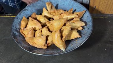 Hint büfesinde satılığa çıkmış altın çıtır samosa 'lar.