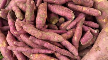 Toprak desenli organik tatlı patatesler pazar görüşünde sergilenmektedir.