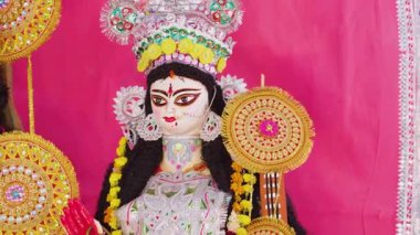 Saraswati İdolü Festivali Saraswati Puja kutlamalarında geleneksel zanaat ve adanmışlık sergiliyor