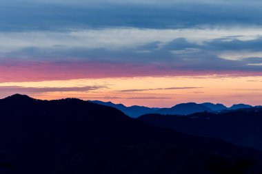 Himalaya dağlarının tepesindeki kar üzerinde dramatik bir alacakaranlık.