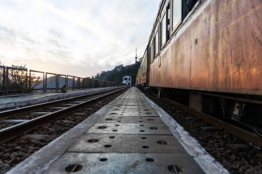 Dar ölçü treni boş tepe istasyonunun yanında duruyor.
