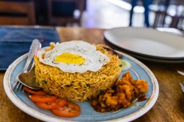 Lezzetli kızarmış pilav, yanında yumurta ve ızgara tavuk.