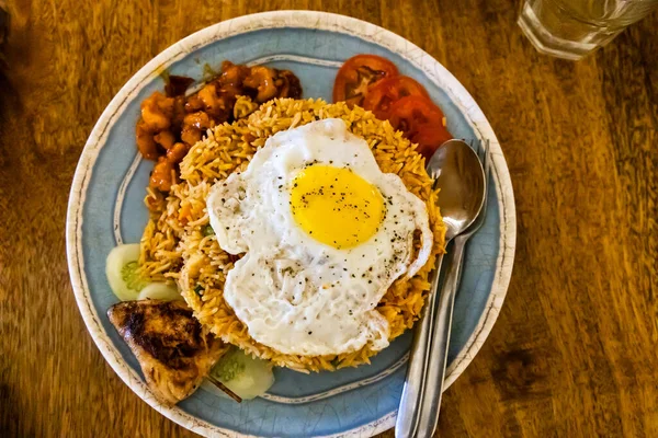 Lezzetli kızarmış pirinçli yumurta ve ızgara et porsiyonunu yakın.