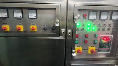 Sanayi elektrik kontrol paneli. Elektrik santralinin içinde anahtarlar ve sayaçlar var.