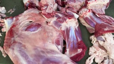 Pişirme ve işleme için hazırlanmış kemikli taze çiğ et parçaları.