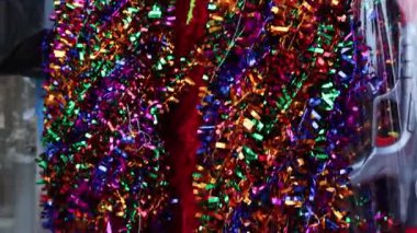 Markette dekoratif vitrinlerde asılı renkli süslü çelenkler.