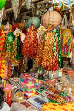 Karnaval aksesuarları ürkütücü maskeler ve çok renkli kıvırcık peruklar sergiliyor.