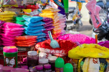 Festival Holi market tezgahında sokak dükkanında parlak organik renk tozları sergileniyor.