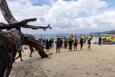 01 Aralık 2025 'te Andaman Adaları' ndaki Fil Sahili Havelock Adası 'nda (Swaraj Dweep) şişme araçlar ve turistlerle dolu canlı deniz kenarı dinlenme alanı çekiliyor..