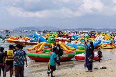 Andaman & Nicobar Adaları 'ndaki Fil Sahili Havelock Adası' nda (Swaraj Dweep) 1 Aralık 2025 'te yüzen su parkı ve kalabalık tatil çekimleri ile tropikal ada sahili çekilmiştir..