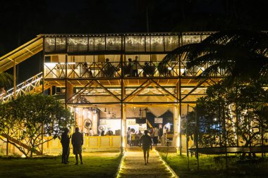 Çok katlı şık bir restoranın dış yüzeyinde tropikal akşam çekimleri yapılıyor. 01 Aralık 2025 'te Andaman Hindistan' daki Bir Beachside Kafe Havelock Adası 'nda çekiliyor..