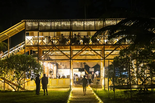 Çok katlı şık bir restoranın dış yüzeyinde tropikal akşam çekimleri yapılıyor. 01 Aralık 2025 'te Andaman Hindistan' daki Bir Beachside Kafe Havelock Adası 'nda çekiliyor..