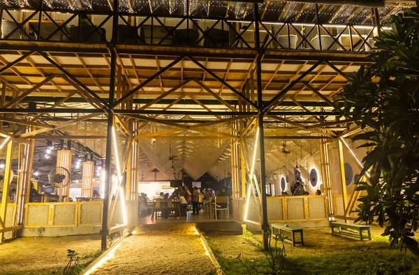 Açık hava yemek restoranının canlı gece görüntüsü ve sıcak dekoratif ışıklandırma çekimleri 01 Aralık 2025 'te Andaman Hindistan' daki Beachside Kafe Havelock Adası 'nda çekildi..