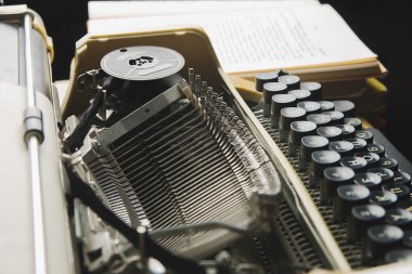 daktilo ve kitapların bir yığınına sonraki