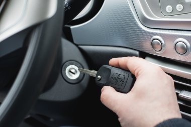 Araba anahtar üstünde bir palmiye