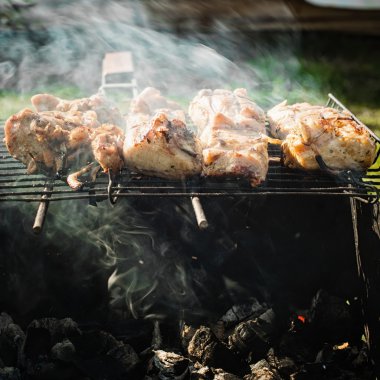 Et kömürde kavruluyor.