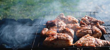 Et kömürde kavruluyor.