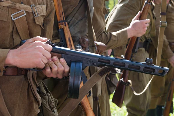 Russisches Maschinengewehr in den Händen eines Soldaten — Stockfoto