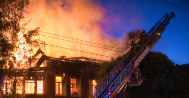 Yanan eve söndürme