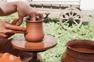 El yapımı çömlek.
