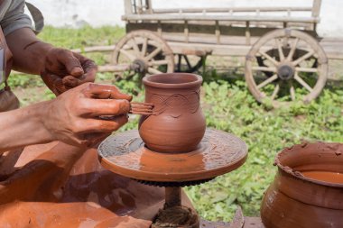 El yapımı çömlek.