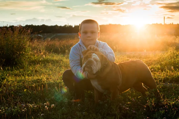 Kind met Bulldog — Stockfoto