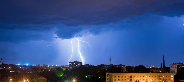 Temporali notturni sugli edifici — Foto Stock